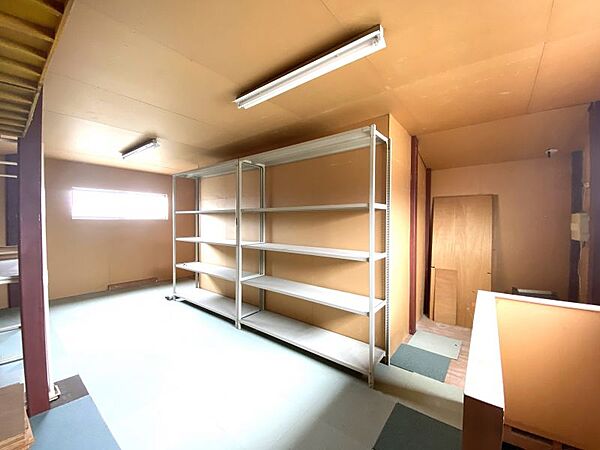 大容量の納戸です！アウトドア商品や洋服など様々なものが収納できます！