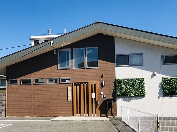 吉浜さんさん保育園まで約98ｍ/徒歩約2分　 脳の活性化、運動能力向上等の研究結果を下に、はだし保育を行う。【受入年齢・時間】0歳～5歳、7：00～19：00（障がい児保育も実施）