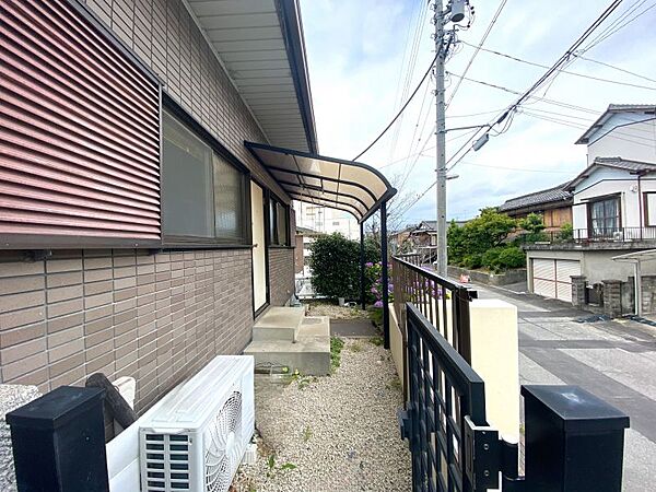 勝手口から出ると屋根があり、雨の日の洗濯物も安心です！