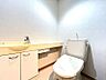 トイレ：収納棚付きで生活感を隠せます。また床の掃除がしやすくトイレを清潔に保ちやすいです。