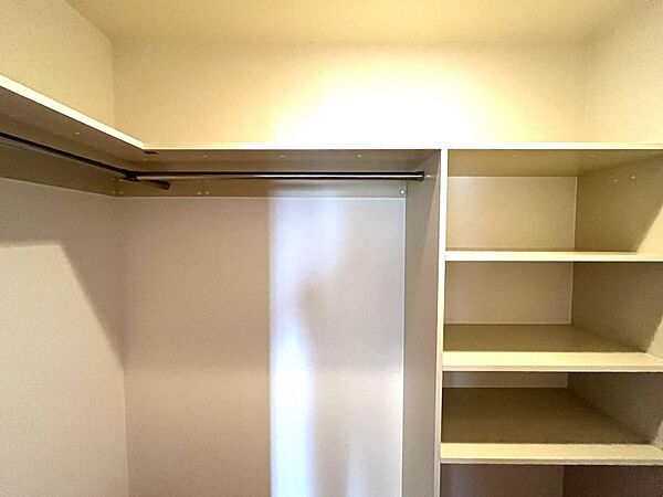 洋室2部屋はWIC付きです。衣類だけでなく荷物なども収納でき、整理整頓もスムーズに。