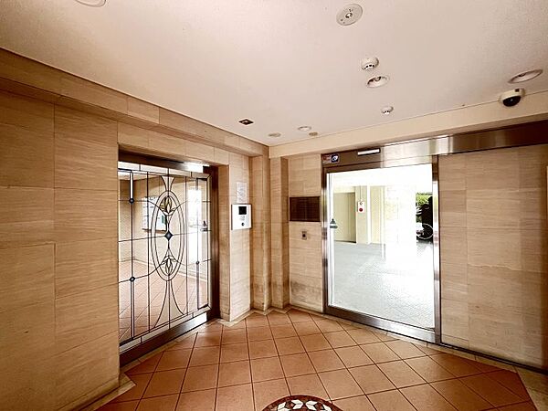 エントランス＆ホールはゆとりを感じさせる上質で明るい空間が住まう人や訪れる人を心地よく迎え入れてくれます。