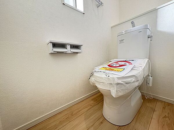 奥に棚があるためトイレットペーパーや掃除道具など置けて便利です◎