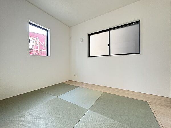 リビング横の和室は、お子さまの遊び場や来客時の客間としても便利です♪