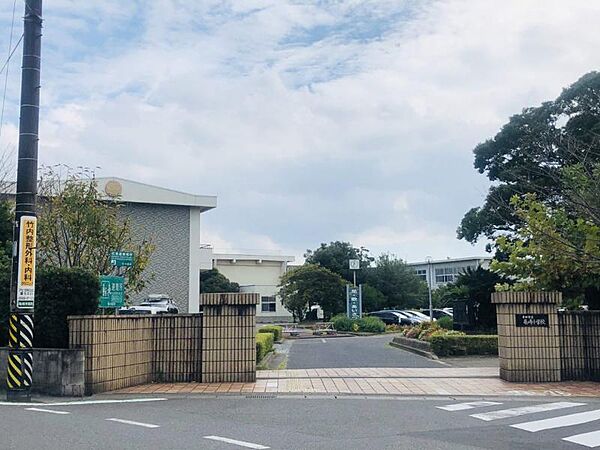 亀崎小学校まで　1269m　徒歩約16分●校訓「正く　強く　美しく」部活動の他にクラブ活動があり、パソコン・ドミノ・ダンスなど興味と可能性を育みます。