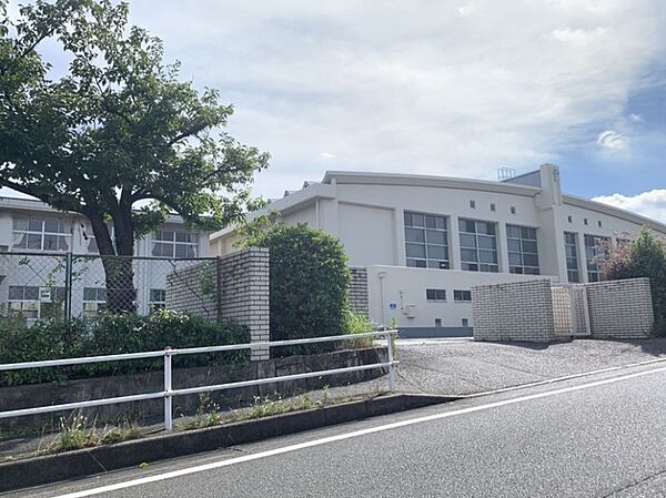 平洲中学校　徒歩約11分　約848m　校訓「自学・礼節・先施」毎朝の校内清掃、地域のゴミ拾い、小学校での読み聞かせなど、ボランティア活動にも力を入れています。