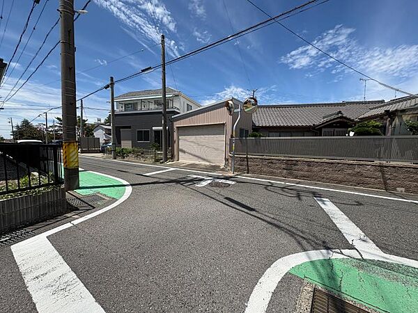 北西の前面道路は約6.5m！駐車や車の出し入れがしやすく運転に不慣れな方も安心です♪