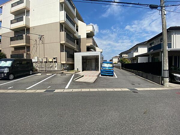 駐車場空き状況に関しましては担当までお問い合わせくださいませ！