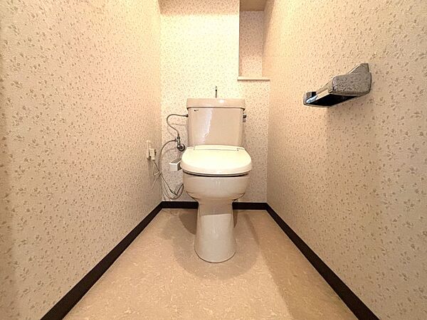 トイレには快適な温水洗浄便座付き！