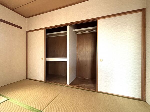 奥行きのある押し入れは、布団や大きな荷物もそのまま収納可能！