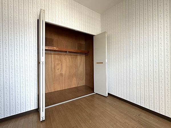 枕棚+ハンガーパイプ設置で、収納しやすいクローゼット！