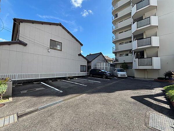 駐車場は建物に隣接しており、日常の車の出し入れにも便利な環境です◎