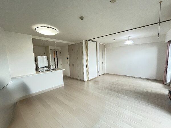 LDK横の5.5帖洋室の扉を開けることでリビングと一体感のある広々空間に♪