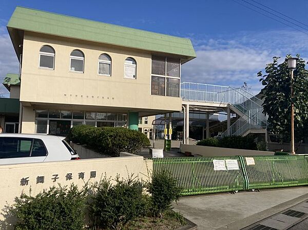 新舞子保育園まで　588m　徒歩約8分●受入年齢：0歳児～。午前7時から午後7時まで。異年齢交流を盛んにしていて園庭も広々としていて活動がしやすい。