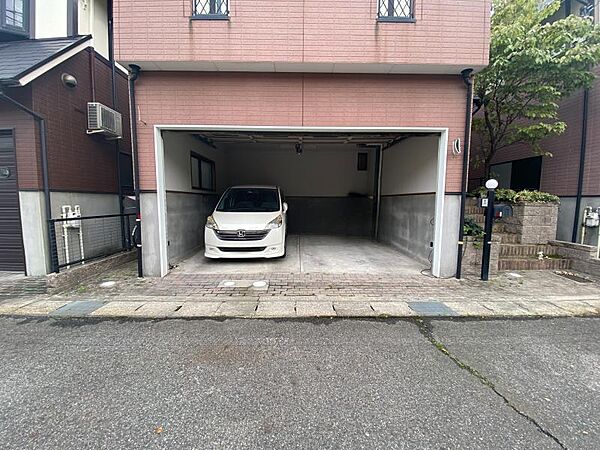 お車の駐車は2台（車種による）可能です♪