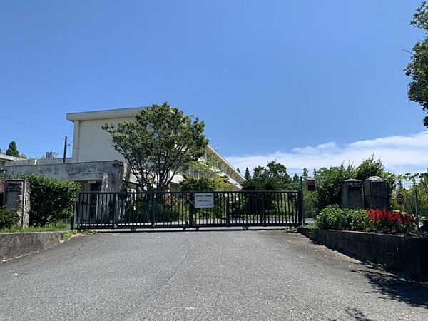 旭北小学校まで　862m　徒歩約11分●「正しく、強く、明るく」を教育目標にしています。サッカー・バスケットボール・金管バンドの部活動があります。（2023年現在）