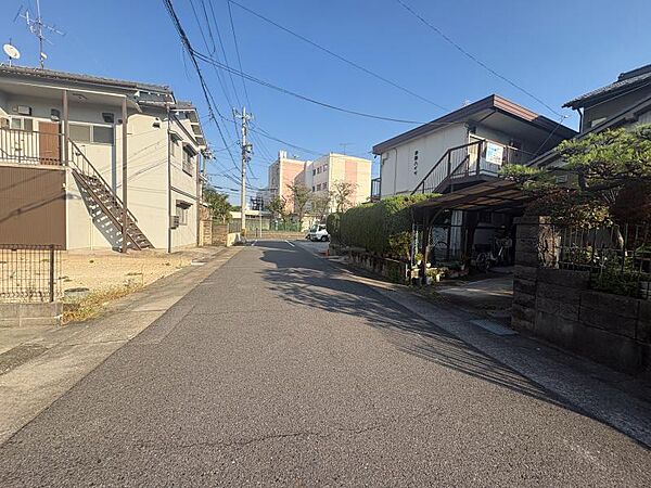 前面道路が広く、駐車場を確保した際にもお車の入出庫がスムーズに行えます♪