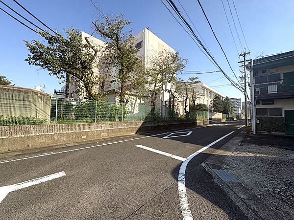近隣にはスーパーやコンビニなどがあり、毎日のお買い物にも便利です♪