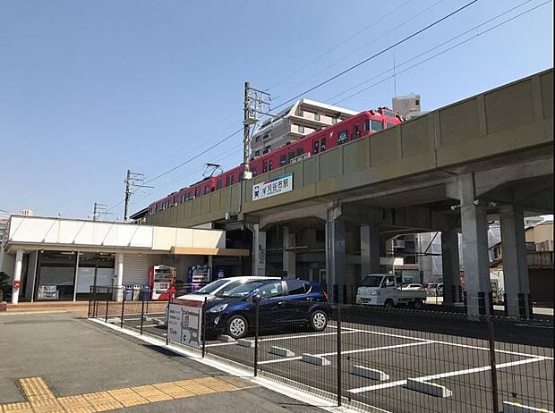名鉄三河線「刈谷市」駅まで約1124ｍ（徒歩約15分）駅集中管理システムが導入された無人駅です。バリアフリー設備としてエレベータ、多目的トイレが設置されています。