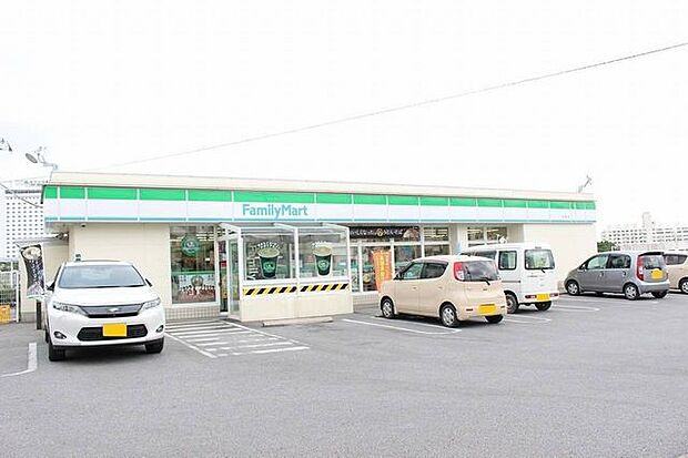 コンビニ ファミリーマート那覇真嘉比3丁目店 240m