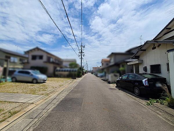 前面道路を西から撮影