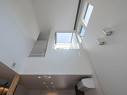 【プラン例】南側に迫り建つ隣家が見えないように、低い位置には窓を設けず、高窓に。視界は遮り光を取り込む。白い壁に光が拡散して夕方になっても明るい。