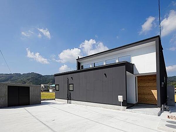 【プラン例】広い駐車場は子どもの遊び場にも。子どもを危険な公道に出さなくても遊ばせられる広い駐車場。駐車場やテラス、物置などは左官職人であるご主人の父が施工してくれた。