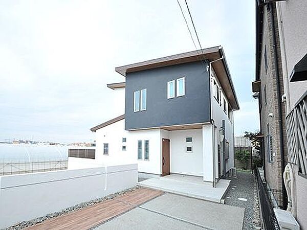 【プラン例】シンプルでお洒落な外観。田んぼに囲まれたお家。白とネイビーの外壁でバランスの良いファザードが完成しました。窓の位置などもこだわった一邸です。