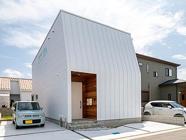 【プラン例】正面の外壁は、最も白い色のガルバリウムに。絶妙な折り曲げは、キャリアと技術力のある板金事業者に依頼。住宅街でひときわ目立つ存在のお家です。
