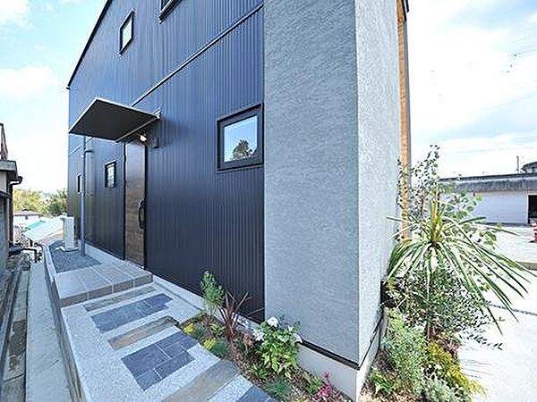 【プラン例】玄関までのアプローチを作りこんで奥へと導く、まるでお店のような高級感のあるオシャレな家になるのが特徴。道路から玄関の中が見えないのも魅力的です。