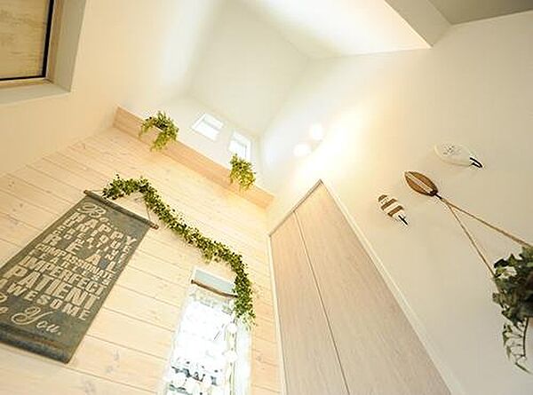 【プラン例】窓を設けた吹き抜け施工。暗くなりがちな玄関に吹き抜けをつくり、採光がとれるよう工夫した設計に。クロスも白色をチョイスしてさらに明るさUP。