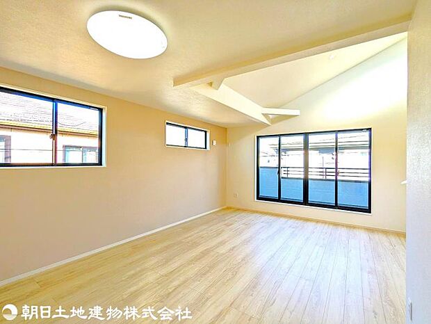 2階リビングは明るく床暖房完備であたたかい空間です。