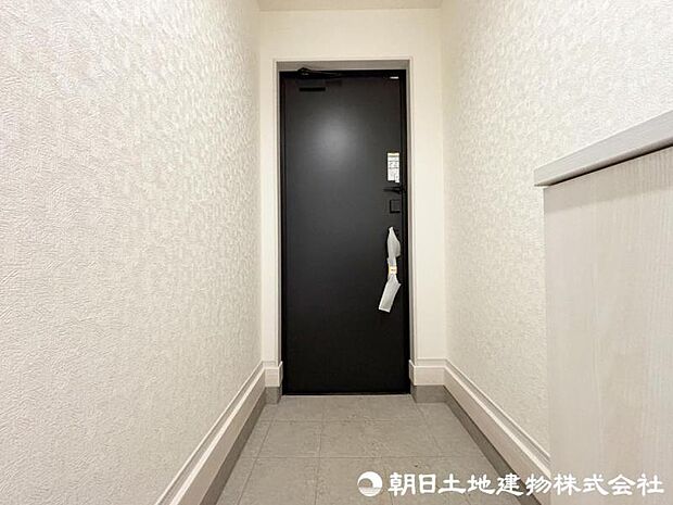 収納たっぷりで明るく広々とした玄関がご訪問者様をお出迎え致します。 