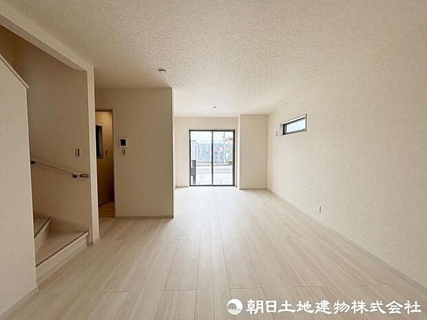 南向きの大きな窓からは毎日快適な光を取り入れ、通気性能を上げる事で居心地の良い空間を演出します。 