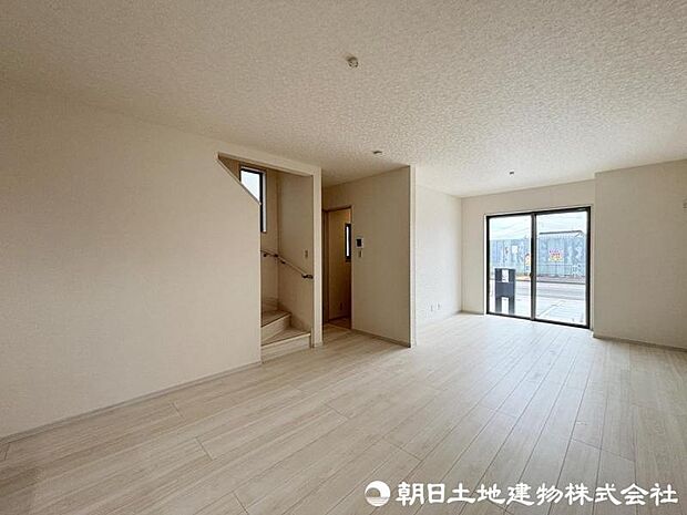 南向きの大きな窓からは毎日快適な光を取り入れ、通気性能を上げる事で居心地の良い空間を演出します。 