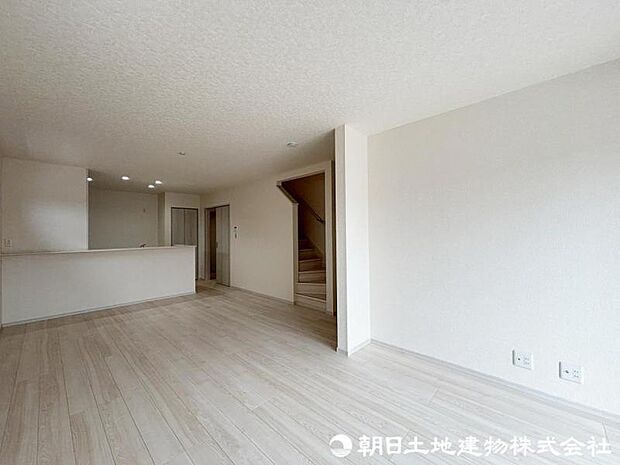 南向きの大きな窓からは毎日快適な光を取り入れ、通気性能を上げる事で居心地の良い空間を演出します。 