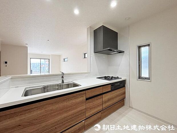 吊戸棚の無いキッチン回りは明るく開放感があり、無駄な動きを省きスムーズに作業が進み家事効率が上昇。 