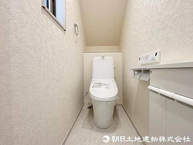 温水洗浄機能付き便座で心も体もいつも清潔に保つ便利機能。寒い冬場にもとても嬉しい装備です。 