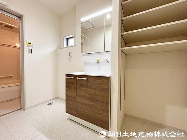 広々とした洗面室には棚付きの収納スペースもございます。タオルや衣類などの置場にとても重宝します。 