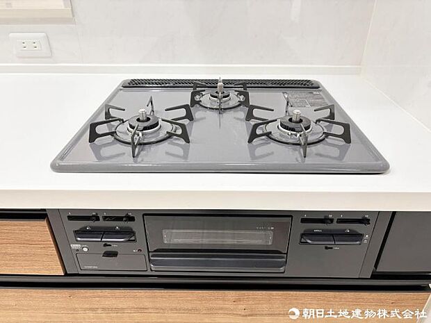 毎日料理をする、お料理造りが好き、家族が多くて量を作る等々の方々にとっては必須の3口コンロを採用。 