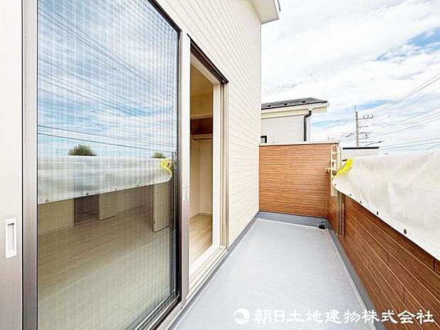 南向きのバルコニーは、とても陽当りが良く風通しも良好、洗濯物がよく乾きます。 