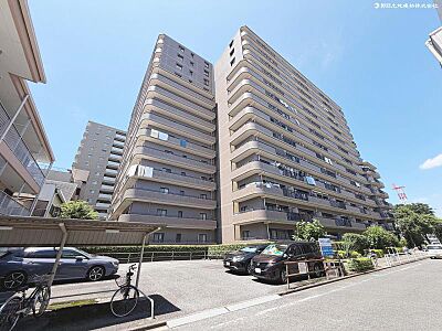 外観：小中学校、スーパーから病院まで徒歩圏内にあり生活環境が整ったマンションです。