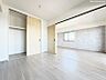 室内：リビングに隣接する居室はとても過ごしやすい空間。開放しても仕切っても用途は多彩です。 