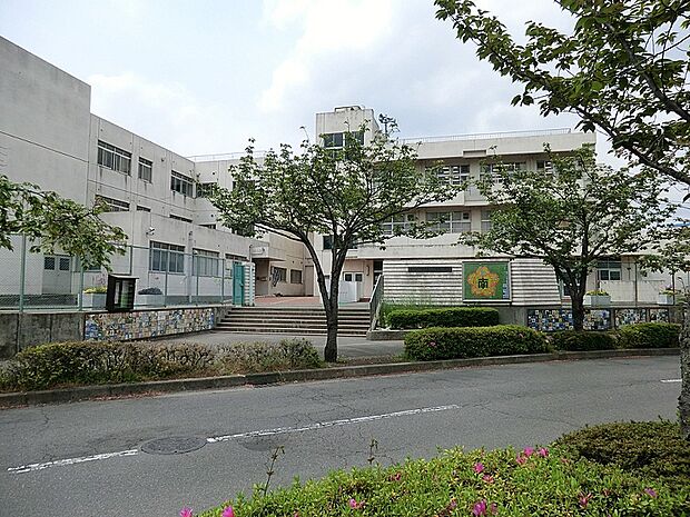小山田南小学校まで約1040ｍ