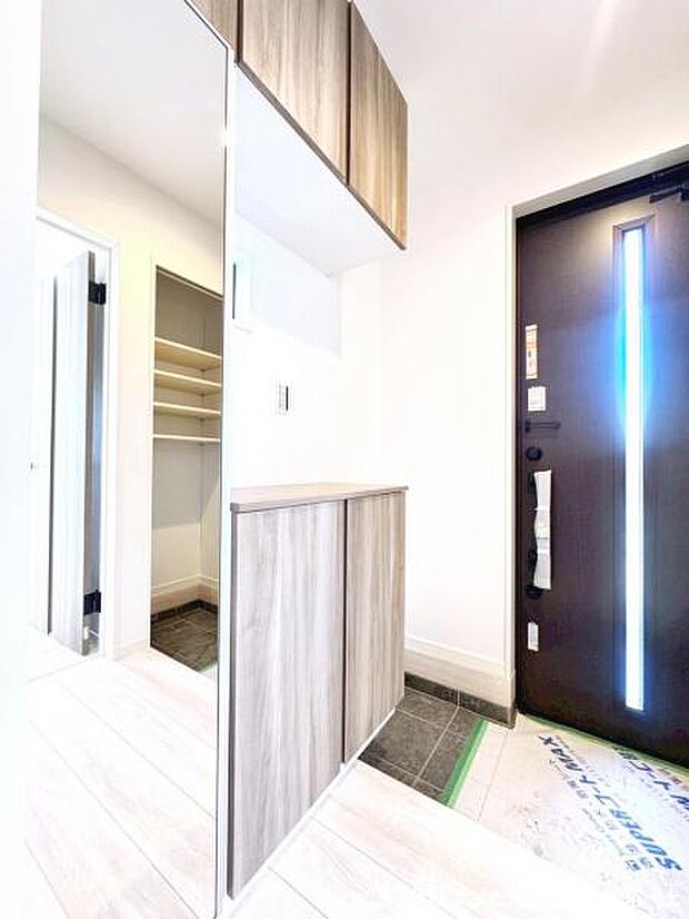 収納たっぷりで明るく広々とした玄関がご訪問者様をお出迎え致します。