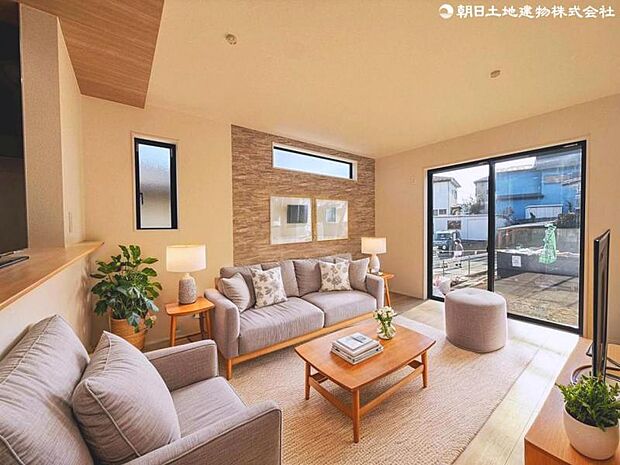 自然光溢れる南向窓から心地よい陽射しが差込むLDKと、見通し良好な対面キッチンが快適空間を演出。