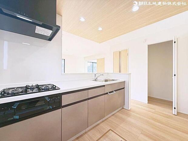 キッチンは対面式の為、お料理中もリビングで過ごすご家族とのお話が途切れません。