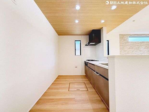 食器棚や冷蔵庫を配置してもゆとりのあるキッチン幅もございます。