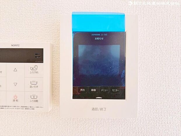 ご訪問者様と通話が出来、モニターで姿が確かめられて録画機能も付いたインターホンを採用しました。