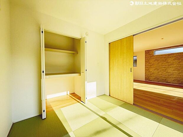 リビング横の和室は客間や小さなお子様の遊び場としてもお使いいただけるほか、老後やご両親との同居の際にも安心です。